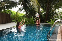 Girlfriends-having-fun-in-the-pool