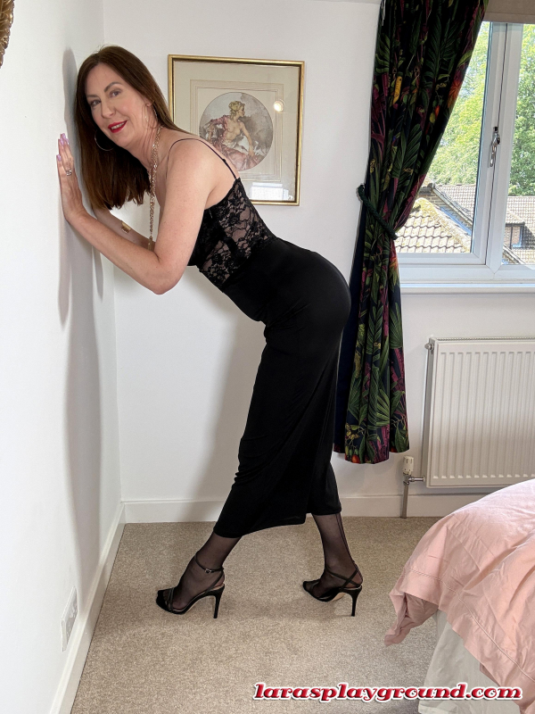Horny Mature Lara Pleasures Her Hairy Pussy