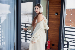 Anastaysha-melts-her-frozen-nipples