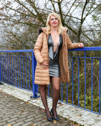 Gorgeous MILF rents out her pussy for sex