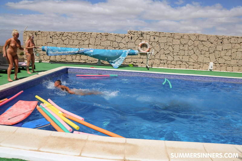 Groupsex games in the pool