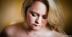 Curvy Anna Lynx fucks herself