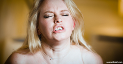 Curvy Anna Lynx fucks herself