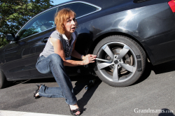 Granny‘s-pussy-gets-pounded-in-the-parking-lot