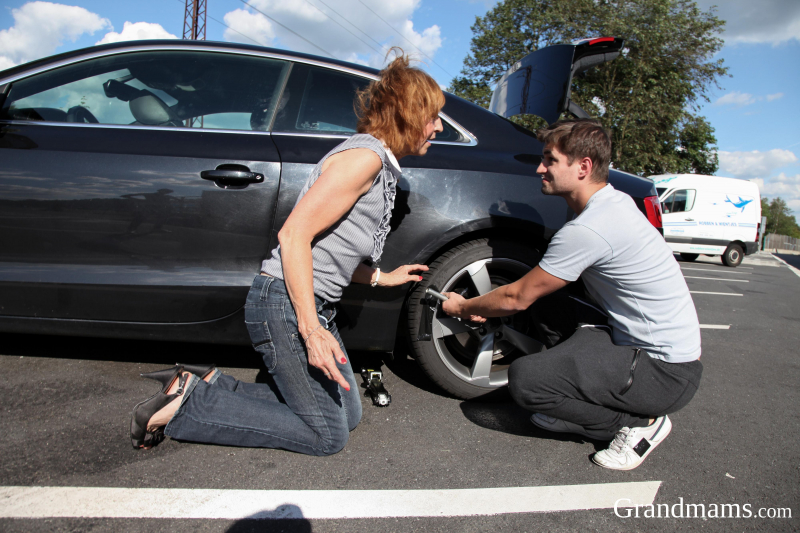 Granny‘s pussy gets pounded in the parking lot