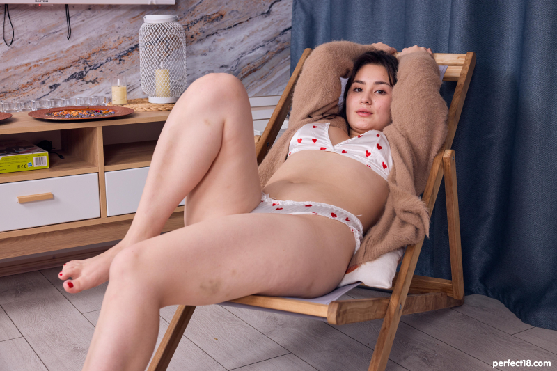 Curvy siren Amelia Ost plays with herself