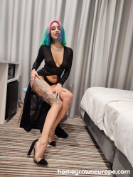 Pierced-rainbow-haired-babe-fucking