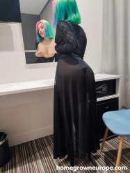 Pierced-rainbow-haired-babe-fucking