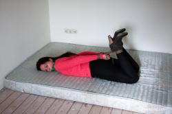 Lena-struggling-on-a-matras