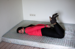 Lena-struggling-on-a-matras