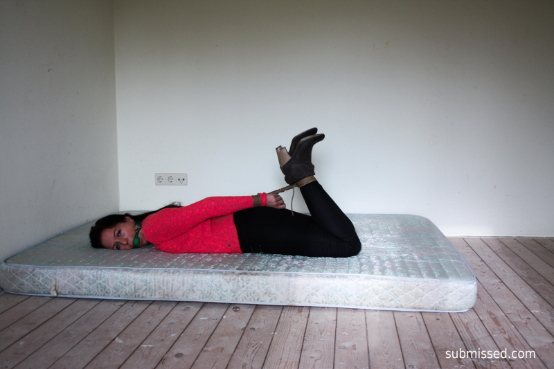 Lena struggling on a matras