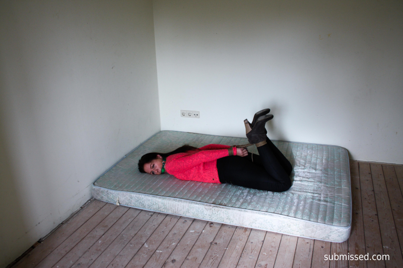 Lena struggling on a matras