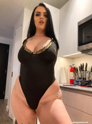 PAWG-queen-Ryan-Smiles-shows-her-assets