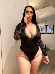 PAWG-queen-Ryan-Smiles-shows-her-assets