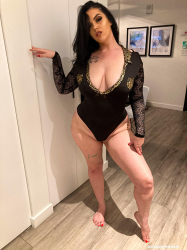 PAWG-queen-Ryan-Smiles-shows-her-assets