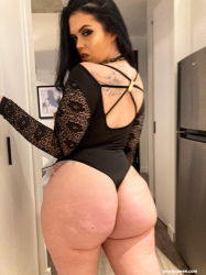 PAWG-queen-Ryan-Smiles-shows-her-assets