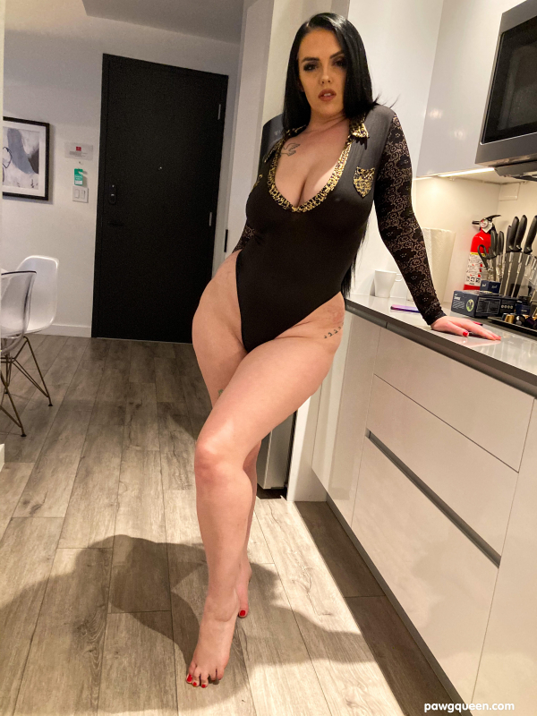 PAWG queen Ryan Smiles shows her assets