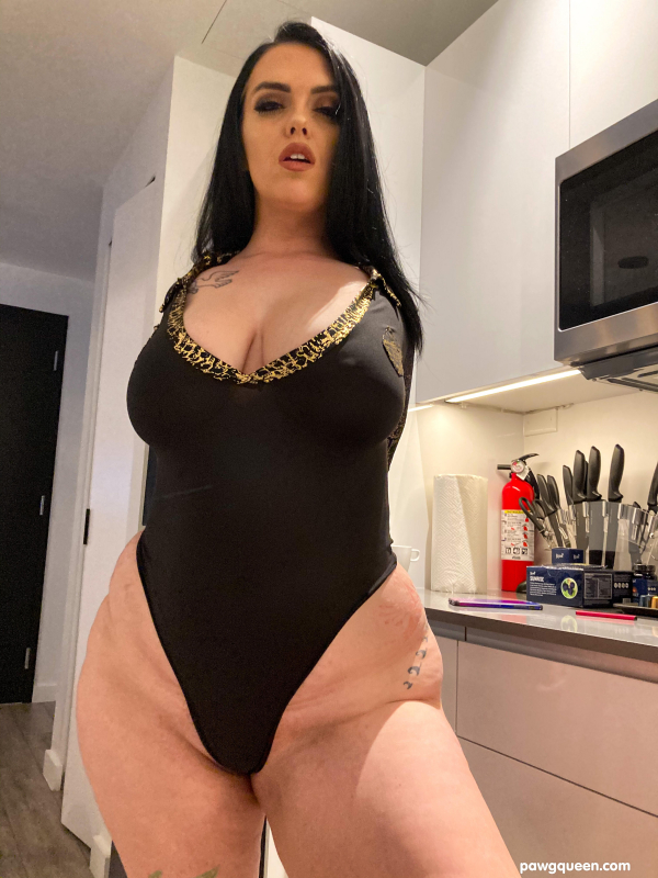 PAWG queen Ryan Smiles shows her assets