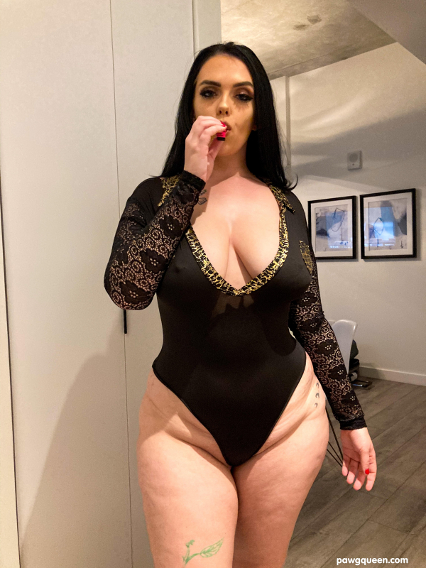 PAWG queen Ryan Smiles shows her assets