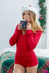 Getting-Into-Stepsisters-Christmas-Spirit--S39:E3