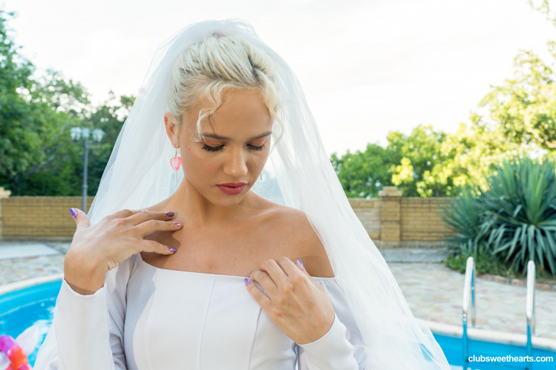 Here cums the bride