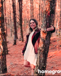 Beautiful Scarlett gets messy facial in woods
