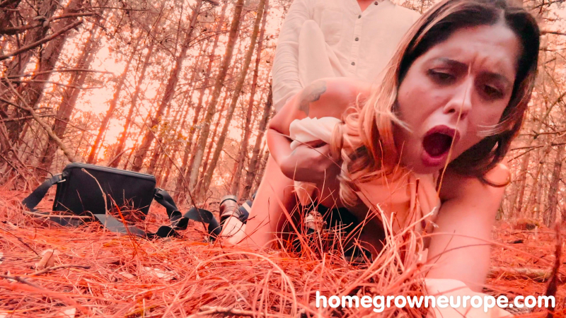 Beautiful Scarlett gets messy facial in woods