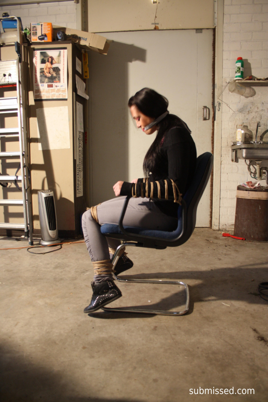 Struggling babe chairtied cleavegagged