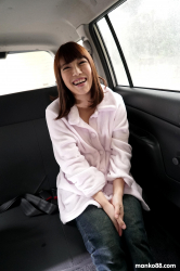 Yuri-Sato-pleasing-herself-in-the-car