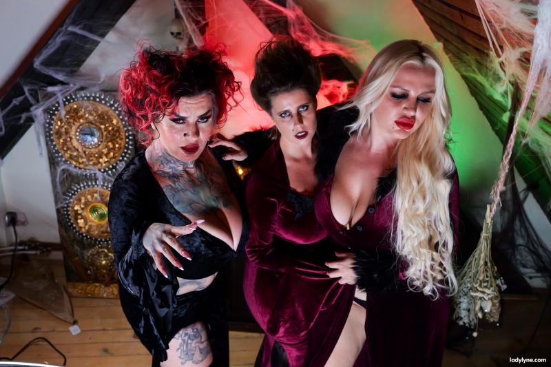 Hocus Pocus with the three witches