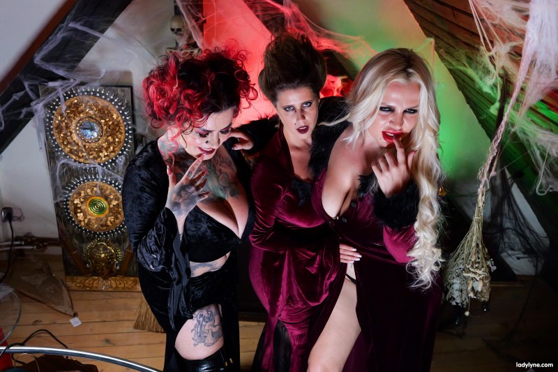 Hocus Pocus with the three witches