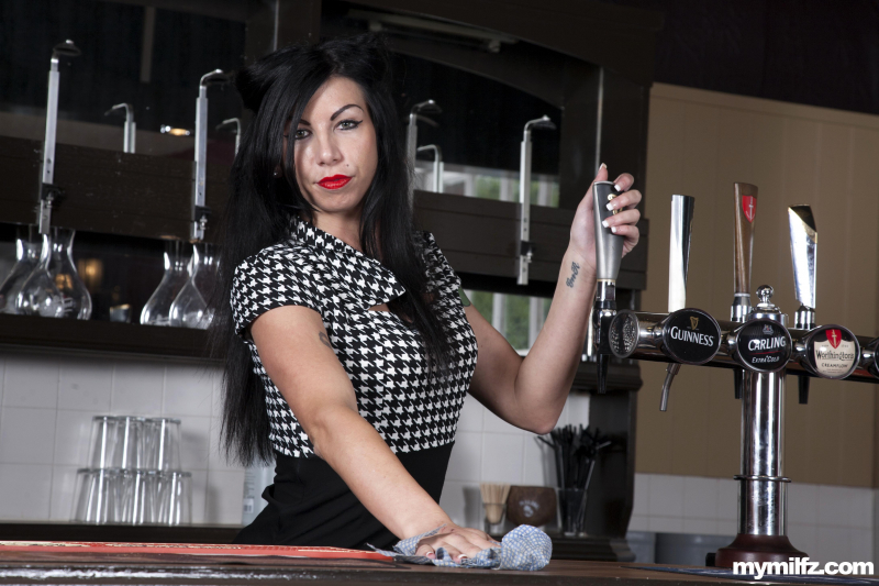 Sinfully milf Gina calls a worker