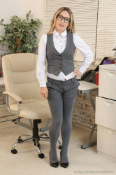 Shorts-High-Heels-Grey-Tights